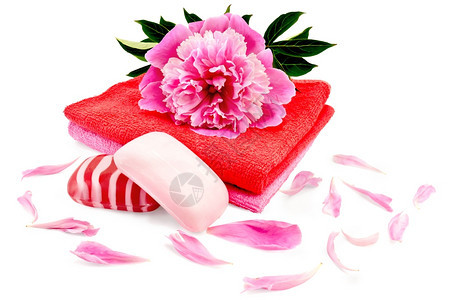 白色背景的纯红和粉条纹肥皂两毛巾和一皮被隔离图片