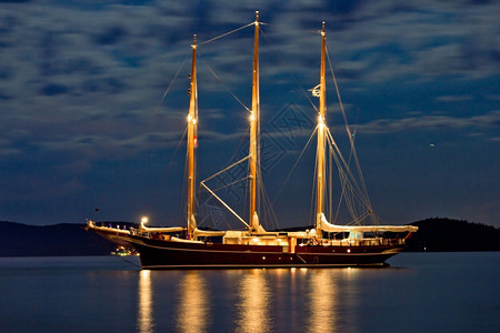 夜间启航的木帆艇图片