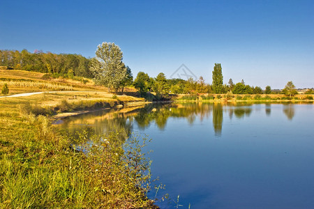 Prigoje地区蓝湖和绿色景观croati图片