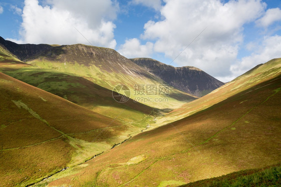 显示英国湖区陡峭的山坡图片