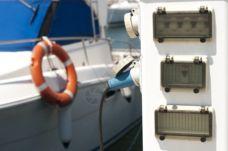 船舶和游艇的电力连接器图片
