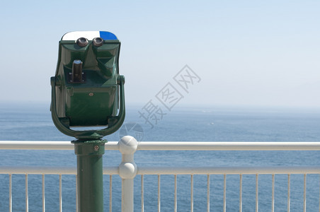 绿色旅游望远镜海景和天空图片