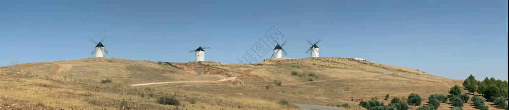 西班牙古老的白色风车全景图片