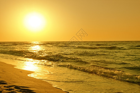日出照在海面上图片