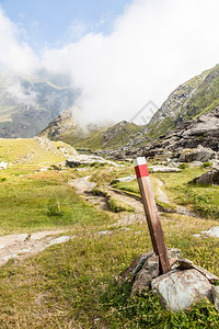 离山顶很近的一个路标最风景优美的山峰图片