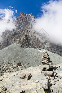 离山顶很近的一个路标最风景优美的山峰图片