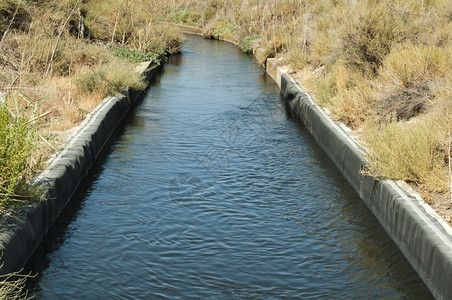 田间灌溉运河图片