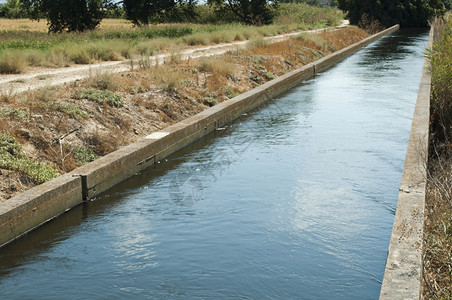 田间灌溉运河图片