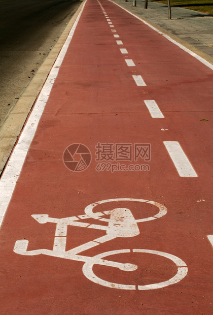 红色自行车道和标志图片