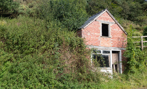 被遗弃的砖房安置在英国的山坡上门掉进图片