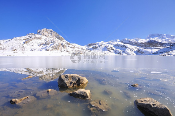 环西那湖火山灰和西班牙的冰冻地貌图片