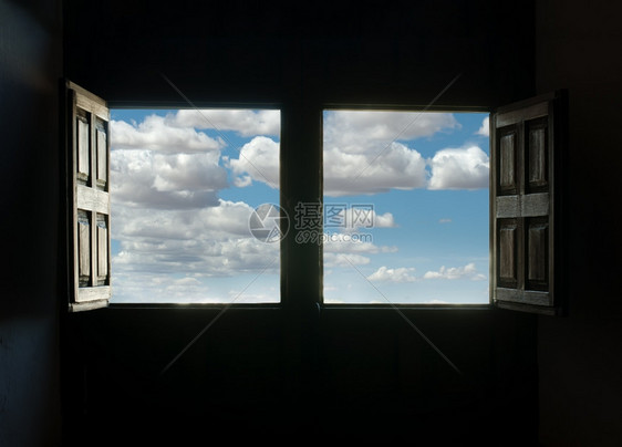 窗口和蓝色云天空两个窗口打开图片