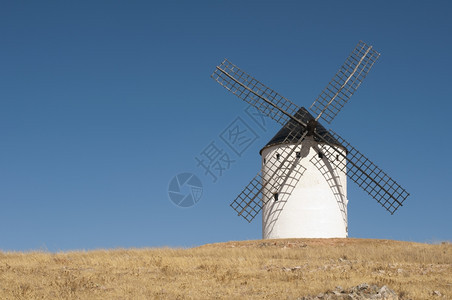 白色古风车蓝天空背景图片