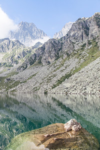 通向蒙维索山顶的公路附近阿尔卑斯山湖蒙维索是阿尔卑斯风景最优美的峰之一图片