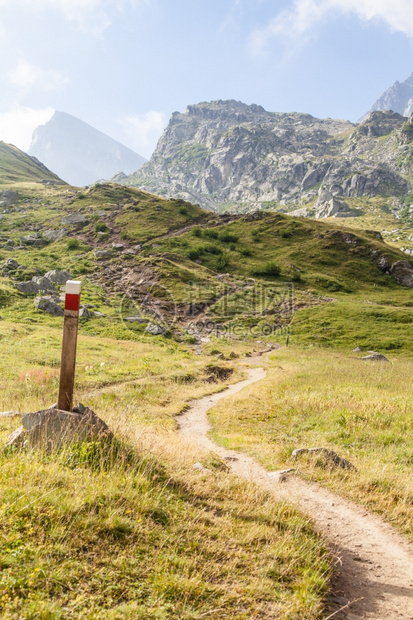 离山顶很近的一个路标最风景优美的山峰图片