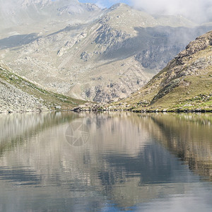 通向蒙维索山顶的公路附近阿尔卑斯山湖蒙维索是阿尔卑斯风景最优美的峰之一图片