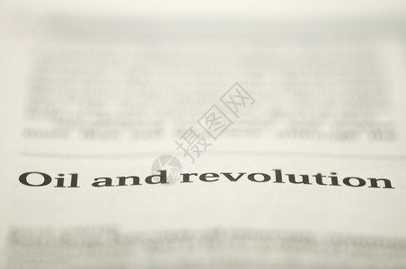 报纸上的石油革命和文本图片