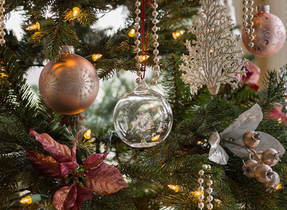 室内带装饰的圣诞树图片