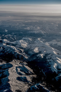 在飞机上看阿尔卑斯山风景图片