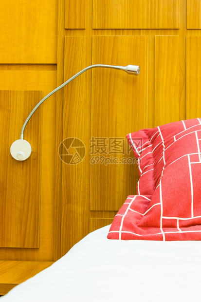 在现代式卧室设计红色枕头图片