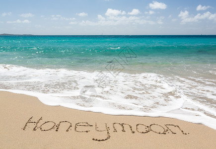 蜜月的文字写成沙子滩上海边的子图片