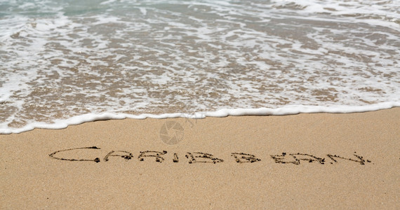 写在沙滩上的子海与之间用StThomas写成图片