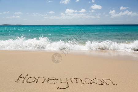 蜜月的文字写成沙子滩上图片
