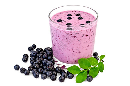 白底的蓝莓浆果和奶昔图片