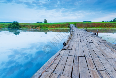 清晨小湖上的木桥图片