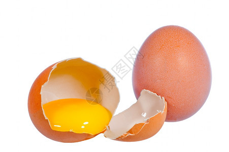 特写两个生鸡蛋一个破碎一个完整的白色背景隔离图片