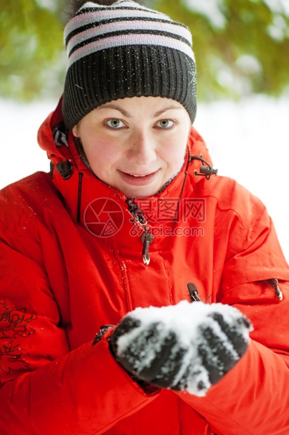 一位女肖像手握着一小片雪图片