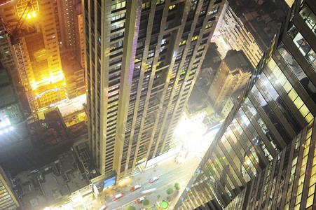 夜里从摩天大楼顶端到香港市中心街的风景图片