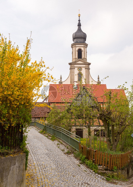在德国小巴伐利亚的种姓村里圣约尼斯或翰的福音卢瑟兰教堂从周围的种葡萄园树上爬起图片