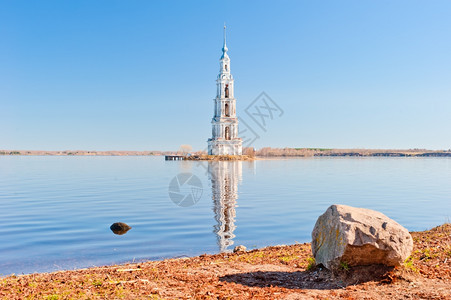 在伏尔加河的uglich水库淹没的教堂钟楼图片