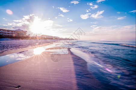 太阳日出在照耀的佛罗里达州海滩上图片
