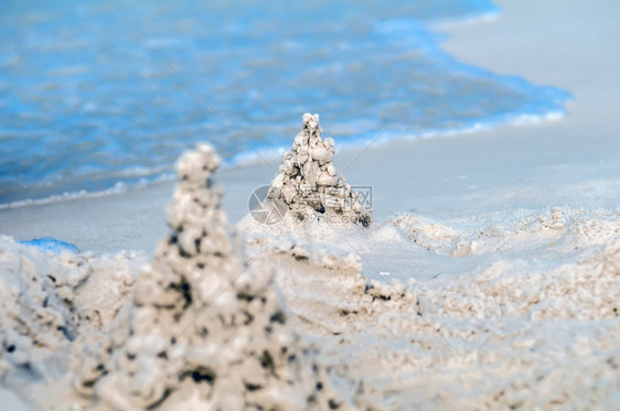 在海滨滩建造的沙城堡结构图片