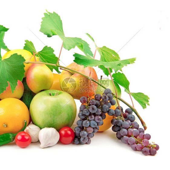 在白色背景上隔离的一套新鲜水果和蔬菜图片