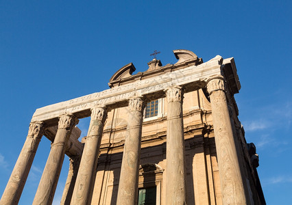 古罗马的遗骨和废墟展示了蚂蚁和faustin的庙宇图片