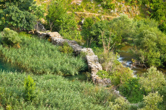 库尔帕河上的丁桥列比特山自然公园区达马提亚岛克罗图片