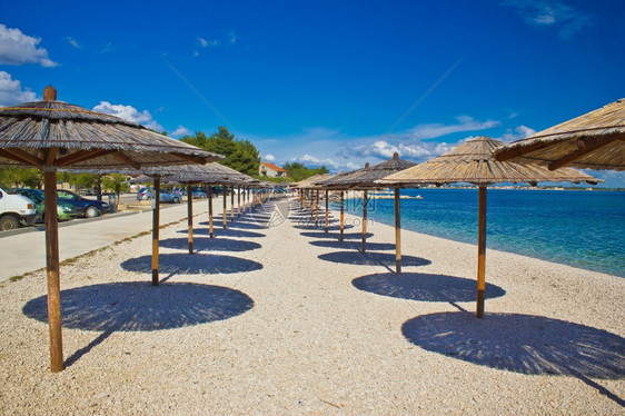 海滩雨伞达马提亚岛croati岛图片