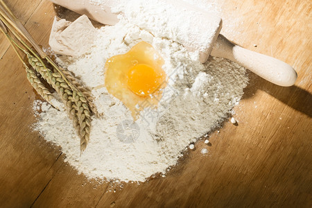 面粉滚针和小麦面粉上的蛋图片