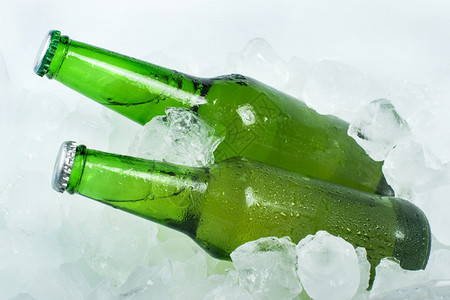 绿色啤酒和冰块图片