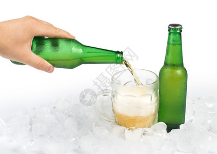 绿色啤酒和白色的杯子图片