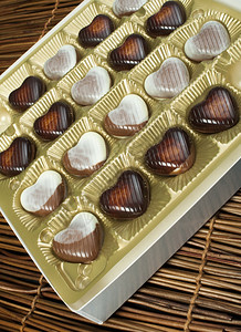 巧克力在心形中巧克力在金盒中图片