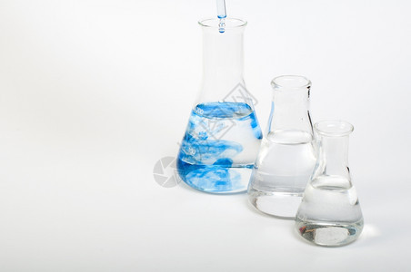 白色背景的实验室设备和色化学品图片