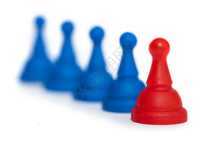 白孤立的红色和蓝游戏棋子图片