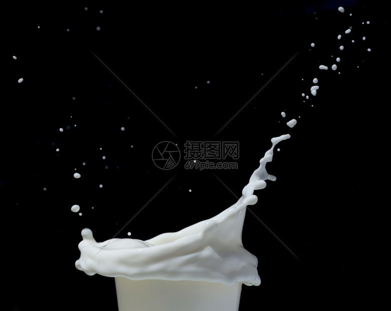 黑色背景上喷洒的牛奶图片