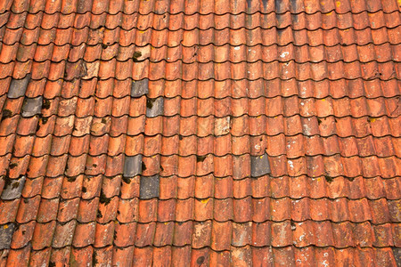 屋顶部分有旧的橙色屋顶砖块图片