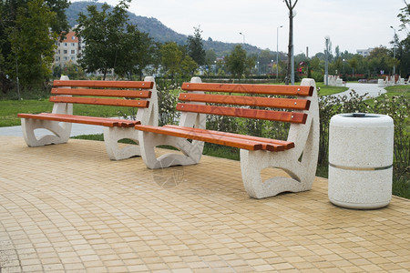 公园中新的木椅图片