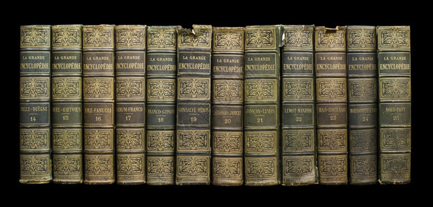 书架上的旧法国百科全书近镜头图片